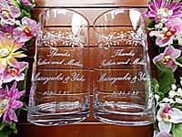 「Thanks Father and Mother、新郎と新婦の名前、結婚式の日付」を側面に彫刻した、両親贈呈品用の円柱形の花瓶