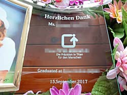 会社のロゴマークを彫刻した、定年退職のプレゼント用の写真立て