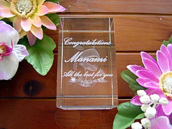 「Congratulations、受賞者の名前」を側面に彫刻した、表彰記念品用の3Dアートグラス