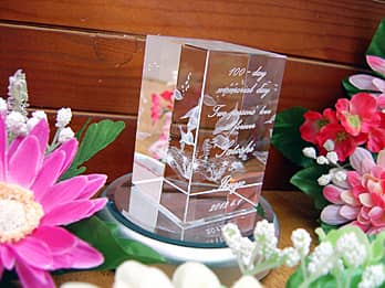 「感謝を込めて、新郎と新婦の名前、結婚式の日付」を側面に彫刻した、両親へのプレゼント用の3Dアートグラス