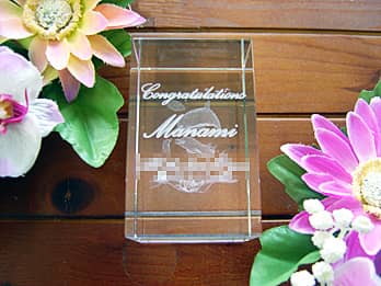 「Congratulations、合格者名」を側面に彫刻した、合格記念品用のガラス製オブジェ