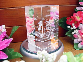 「Merry Christmas、カップルの名前」を側面に彫刻した、彼女へのクリスマスプレゼント用のガラス製オブジェ