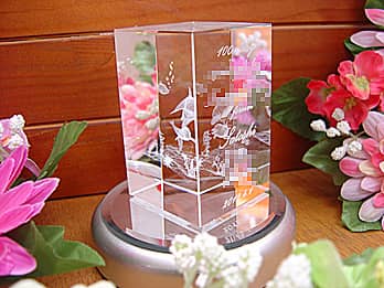 表彰内容と受賞者名を側面に彫刻した、表彰記念品用のガラス製オブジェ