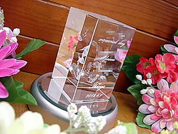 お母さんの名前と感謝を込めたメッセージを彫刻した、母の日のプレゼント用のガラス製オブジェ