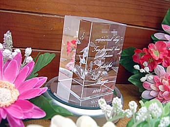 カップルの名前と日付を側面に彫刻した、ホワイトデーのプレゼント用のガラス製オブジェ