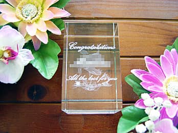 「Congratulations、名前」を側面に彫刻した、入学祝い用のガラス製オブジェ