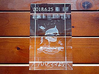 「赤ちゃんの名前、生年月日」を側面に彫刻した、出産祝い用の3Dアートグラス