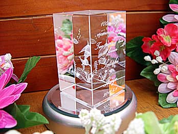 「メッセージ、名前、日付」を側面に彫刻した、定年退職のお祝い品用のガラス製オブジェ