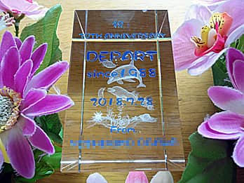 「祝 30th anniversary、店名、日付、贈り主の名前」を側面に彫刻した、周年祝いの贈り物用のガラス製オブジェ