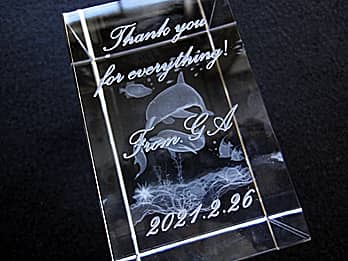 定年退職のプレゼント用のガラス製オブジェ（Thank you for everything. from ○○を側面に彫刻）