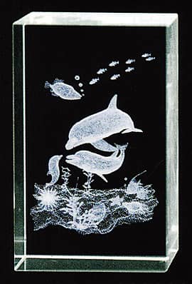 名前とメッセージを彫刻できるガラスのオブジェ（3DアートグラスA-1 イルカの親子）