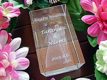 「With many thanks、新郎と新婦の名前、結婚式の日付」を側面に彫刻した、披露宴で両親への贈呈するガラスのオブジェ