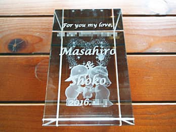 「For you my love、カップルの名前、日付」を側面に彫刻した、バレンタインデーのプレゼント用の3Dアートグラス