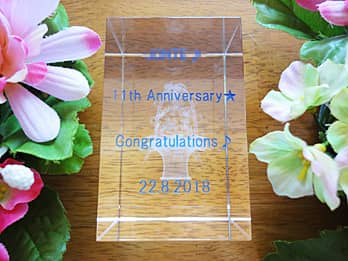 「Congratulations、店名、11th anniversary」を側面に彫刻した、周年祝いのプレゼント用のガラス製オブジェ
