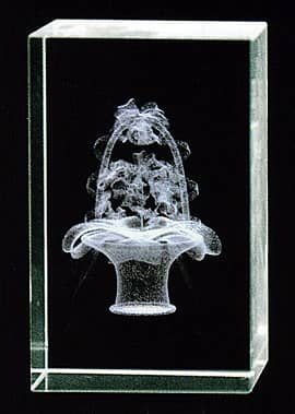 名前とメッセージを側面に彫刻できる、直方体のガラスのオブジェ 3Dアートグラス（ブーケ）