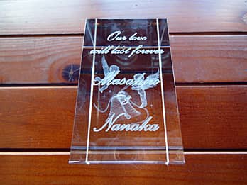 彼氏へのメッセージとカップルの名前を側面に彫刻した、バレンタインデーのプレゼント用の3Dアートグラス