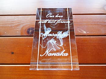 「Our love will last forever、奥さまと旦那様の名前」を側面に彫刻した、奥さまへの結婚記念日の贈り物用のガラス製オブジェ