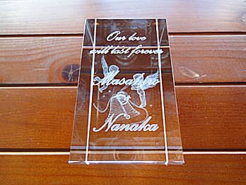 彼女へのメッセージとカップルの名前を側面にを彫刻した、彼女へのホワイトデーのプレゼント用のガラス製オブジェ
