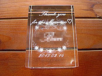 「Thank you for the memories、先生の名前、同窓会の日付」を側面に彫刻した、恩師へのプレゼント用のガラス製オブジェ
