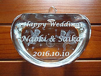 「Happy wedding、新郎と新婦の名前、日付」を側面に彫刻した、結婚祝い用の3Dアートグラス