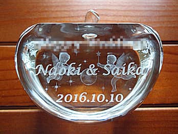 「Thanks father & mother、新郎と新婦の名前、結婚式の日付」を側面に彫刻した、新郎新婦からそれぞれの両親へ贈るプレゼント用のガラスのオブジェ