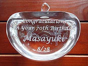 「Congratulations on your 70th birthday、名前、日付」を側面に彫刻した、古希祝い用のガラス製オブジェ