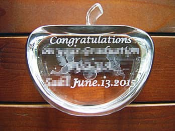 「Congratulations、受賞者の名前、贈呈日の日付」を側面に彫刻した、表彰記念品用のガラス製オブジェ