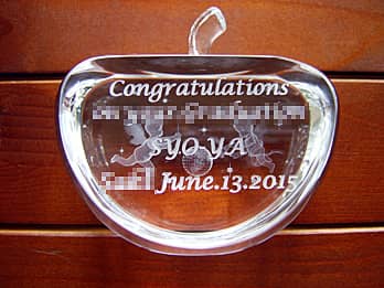 「Congratulations、合格者名、日付」を側面に彫刻した、合格記念品用のガラス製オブジェ
