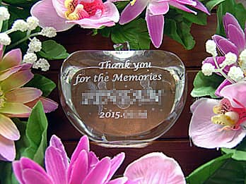 「Thank you for the memories、○○先生」を側面に彫刻した、卒業生から担任の先生へのプレゼント用のガラス製オブジェ