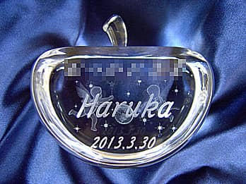 赤ちゃんの名前と生年月日を彫刻した、出産祝い用のガラスのオブジェ