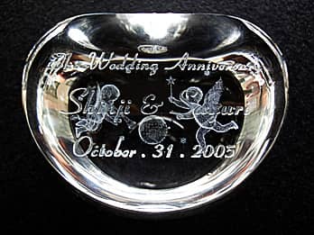 「The Wedding Anniversary、旦那様と奥さまの名前、結婚記念日の日付」を側面に彫刻した、結婚記念日祝い用のガラス製オブジェ