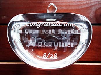 「お祝いメッセージ、名前、日付」を側面に彫刻した、就任祝いのプレゼント用のガラス製オブジェ