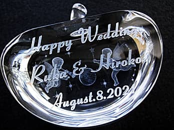 結婚祝いのプレゼント用のガラス製オブジェ（Happy Wedding、新郎と新婦の名前、結婚式の日付をオブジェの側面に彫刻）