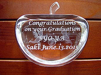 「Congratulations on your graduation、卒業生の名前」を彫刻した、卒業プレゼント用の3Dアートグラス