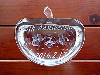 「35th anniversary、店名、日付」を側面に彫刻した、飲食店の周年祝い用のガラス製オブジェ