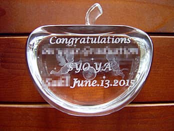 「Congratulations、店名、日付」を側面に彫刻した、居酒屋の開店祝い用の3Dアートグラス