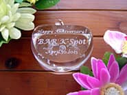 「Congratulations、店名、日付」を側面に彫刻した、飲食店の開店祝い用のガラス製オブジェ