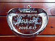 「With love on your birthday、彼女の名前、日付」を側面に彫刻した、彼女への誕生日プレゼント用のガラス製オブジェ