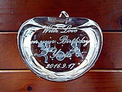 「With love on your birthday、奥さまの名前、日付」を側面に彫刻した、奥さまへの誕生日プレゼント用のガラス製オブジェ