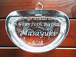 「Congratulations on your 70th birthday、名前」を側面に彫刻した、古希祝いの贈り物用のガラス製オブジェ