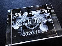結婚記念日祝い用のガラス製オブジェ（5th anniversary 〇〇&○○ 2020.10.25をガラス製オブジェの側面に彫刻）
