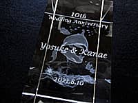 結婚10周年祝い用のガラス製オブジェ（10th wedding anniversary、旦那様と奥さまの名前、結婚記念日の日付をガラス製オブジェの側面に彫刻）