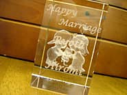 「Happy marriage、新郎と新婦の名前」を側面に彫刻した、結婚祝い用のガラスのオブジェ