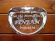 「Thank you for the good memories、退職する方の名前」を側面に彫刻した、退職プレゼント用のガラス製オブジェ