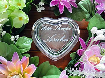 「With thanks、お母さんの名前」を蓋に彫刻した、母の日のプレゼント用のガラス製アクセサリーケース
