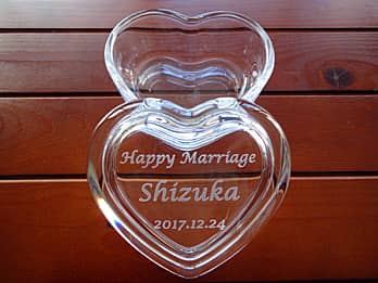 「Happy marriage、新婦の名前、結婚式の日付」を蓋に彫刻した、結婚祝い用のガラス製小物入れ