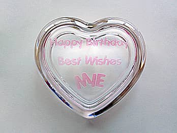 「Happy Birthday、Best Wishes、贈る相手の名前」を蓋に彫刻した、誕生日プレゼント用のハート形のガラス製アクセサリーケース