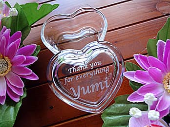 「Thank you for everything、退職する方の名前」を蓋に彫刻した、退職プレゼント用のガラス製小物入れ