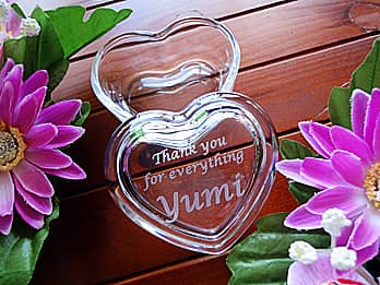 「Thank you for everything、奥さまの名前」を蓋に彫刻した、奥さまへのクリスマスプレゼント用のガラス製アクセサリーケース
