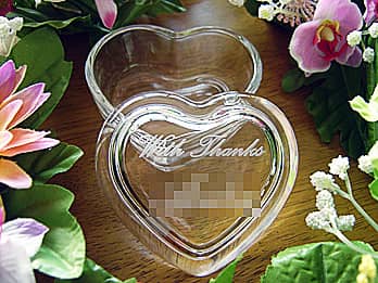 「With Thanks、お父さんの名前」を蓋に彫刻した、父の日のプレゼント用のガラス製小物入れ